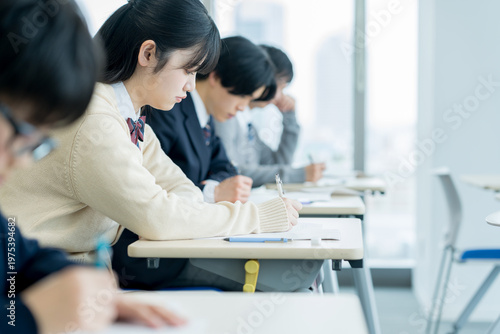 試験を受ける学生たち　撮影協力：学校法人電波学園　東京電子専門学校