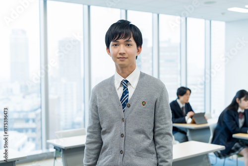 教室の男子高校生　撮影協力：学校法人電波学園　東京電子専門学校