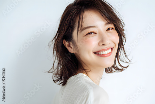 白い歯で笑う日本人女性のポートレート（審美歯科・ホワイトニング）｜Japanese woman smiling with clean white teeth, dental aesthetics concept