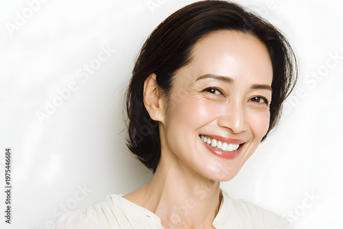 自然で健康的な白い歯の日本人女性（審美歯科・エイジングケア）｜Mature Japanese woman with natural white teeth, dental care concept