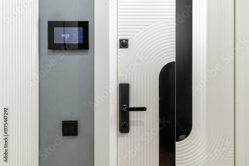 Foto Smart Home Entrance with Digital Intercom and White Door
