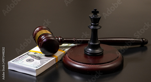 Canvastavla Bribe banknote hides under gavel in courtroom