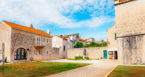 Foto Historic center of Trogir, a UNESCO World Heritage site, with medieval stone architecture and the Cathedral of St