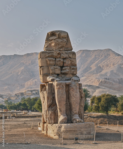 Tableau sur toile Colossus of Memnon with desert mountains in background