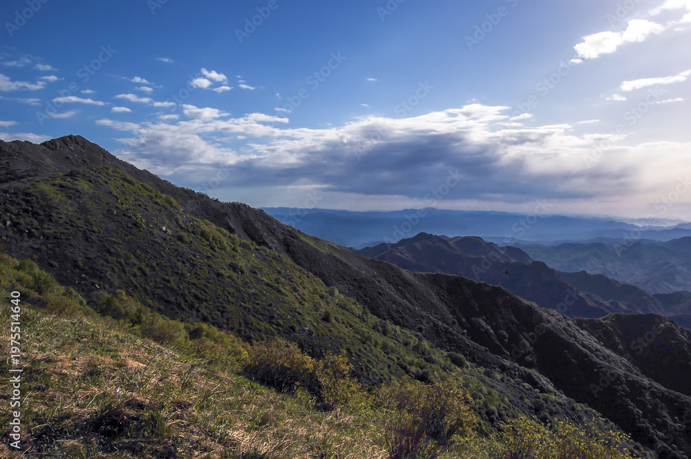 Fototapeta premium Beautiful mountain range under the sunny sky with clouds