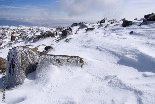 長野県の蓼科山、雪と岩に覆われた山頂