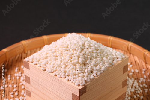 ザルの上の枡に山盛りに盛られた真っ白なもち米