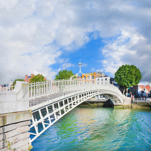 Foto The most famous bridge in Dublin called Half penny bridge (Europe - Ireland)