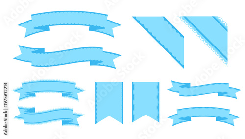 水色のレース付きリボンとバナーのセット。パステルカラーの可愛い装飾フレーム、見出し、フラッグ、タイトル枠のイラスト素材。結婚式の招待状やベビーシャワー、春のセール広告、グリーティングカードのデザインに最適です。