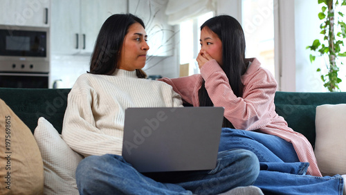 Cuadro en lienzo Two women discussing serious news on laptop