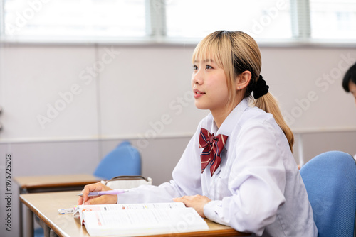 授業を受ける金髪の女子高生