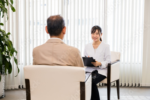 シニア男性をカウンセリングする女性