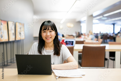 図書館で勉強する大学生
