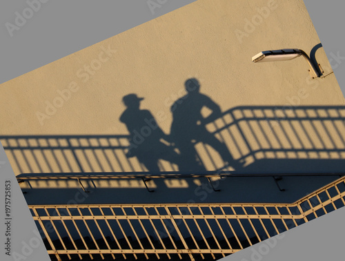 Schattenbild von zwei Personen