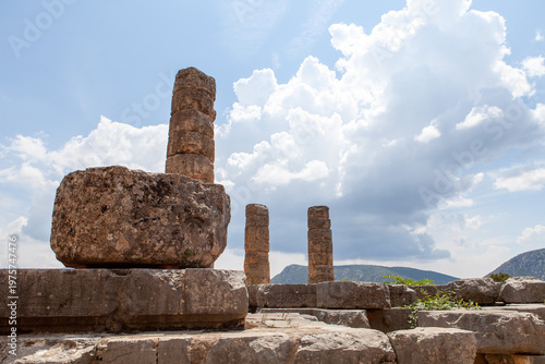 Au pied des colonnes du Temple - Porte des dieux