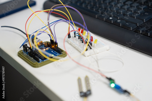 Foto Arduino microcontroller connected to a breadboard with LEDs and sensors