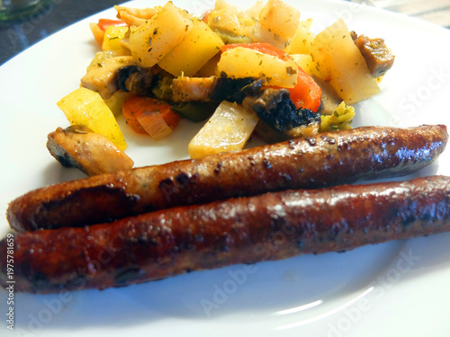 Lammbratwürste mit Ofengemüse