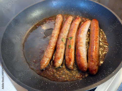 Lammbratwürste in der Pfanne braten