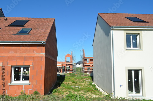 Nouvelles constructions dans un lotissement. (france)