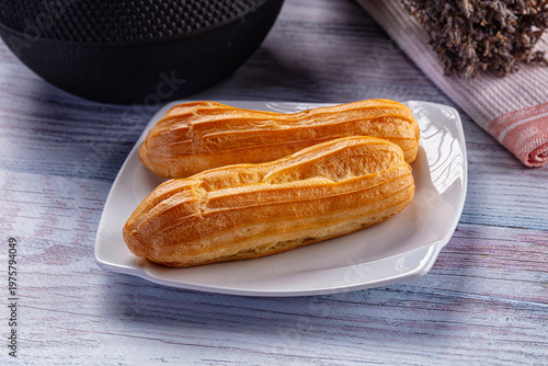 Quadro su tela Sweet baked eclair dessert with cream