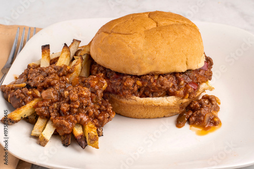 Cuadro en lienzo sloppy joe sandwiich served with fries