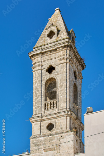 Foto Ancient religious architecture featuring a weathered limestone campanile and int