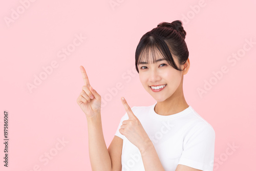 ピンク背景の若い女性のビューティ