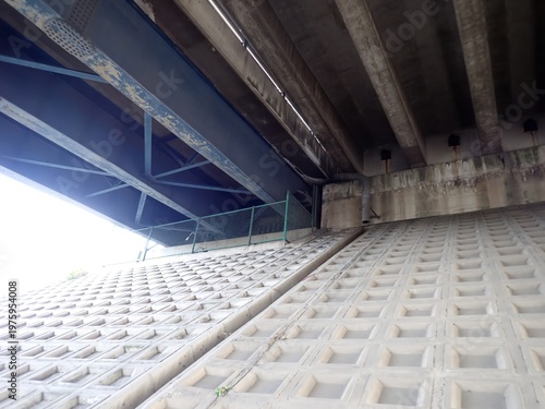 Canvas-taulu Bridge inspection: Underside of a highway bridge showing steel and concrete gird
