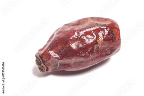 Photos Dried single rose hip isolated on white background