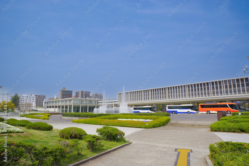 Fototapeta premium 青空の下に広がる広島平和記念資料館