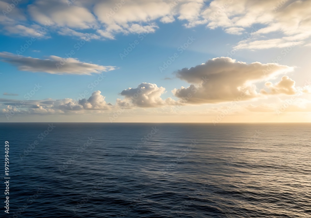 Obraz premium Ocean view with clouds and sunlight during the day.