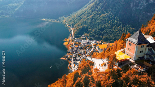 Tablou pe pânză Bird’s-eye view of Hallstatt, nestled between the lake and majestic alpine mount