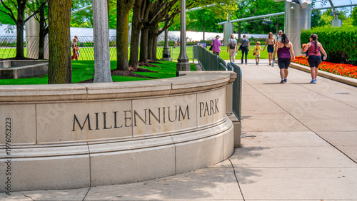 Photos Chicago, IL - July 24, 2024: Tourists and locals at Millennium Park