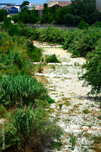 wyschnięte koryto rzeki, sucha rzeka w Hiszpani, wysuszone koryto rzeki bez wody, a dried-out riverbed without water, dried up riverbed