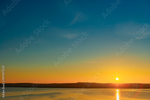 Wunderschöner Goldener Sonnenuntergan an einem See