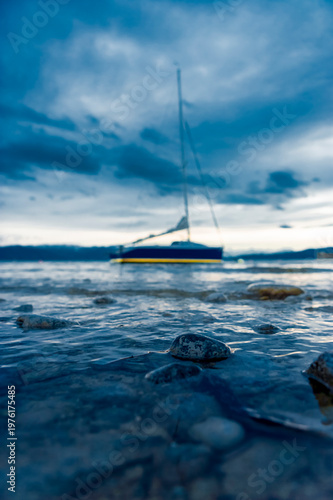 Segelboot in einem See