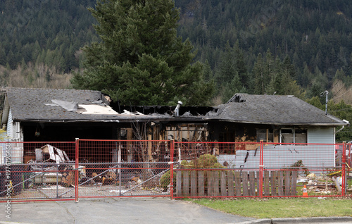 Foto Fire Damaged Residential House with Safety Fence in Hope, British Columbia, Cana