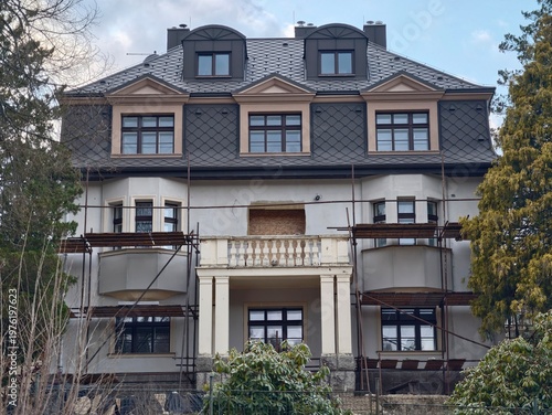 Fotografie Urban renewal project involving restoring historic mansion with scaffolding and