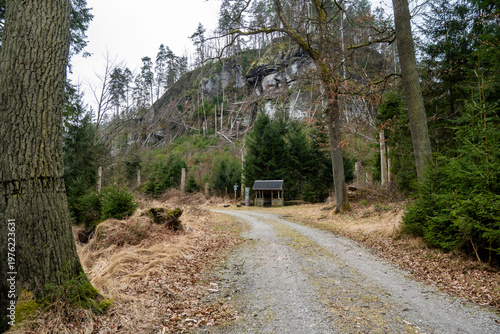 Wanderweg mit Schutzhütte im Großen Zschand in der Sächsischen Schweiz