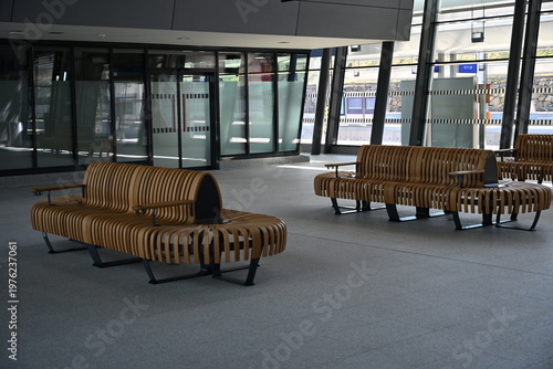 Moderne Wartehalle im Bahnhof Weststeiermark mit Holzbänken