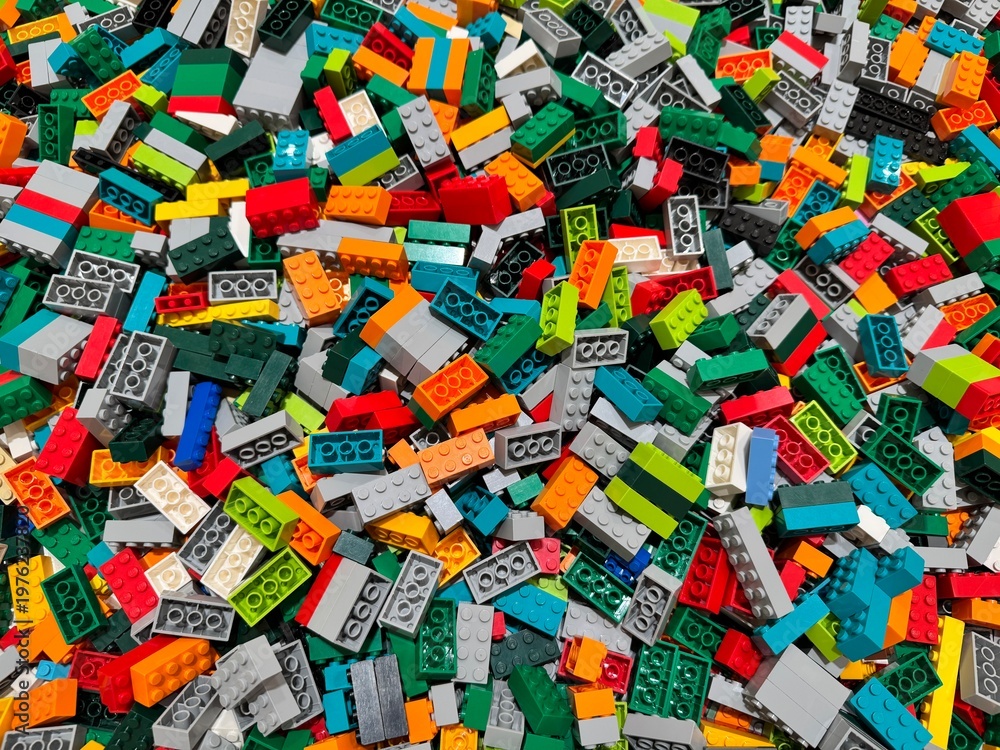 Obraz premium Bangkok Thailand, April 13, 2026: A huge pile of colorful Lego bricks in a child's toy bin.
