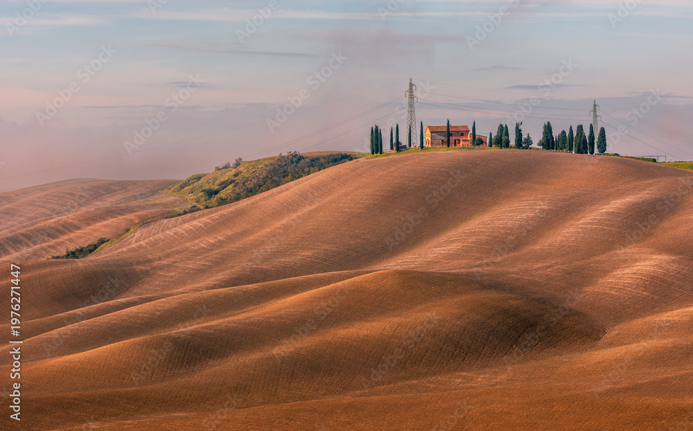 Fototapeta premium Podere Ristoro farmhouse among rolling Tuscan hills, Asciano, Italy.