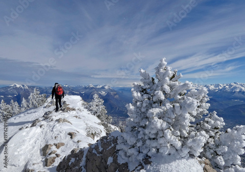 Randonnée dans la neige vers le sommet du Moucherotte dans le Vercors en France en mars 2026