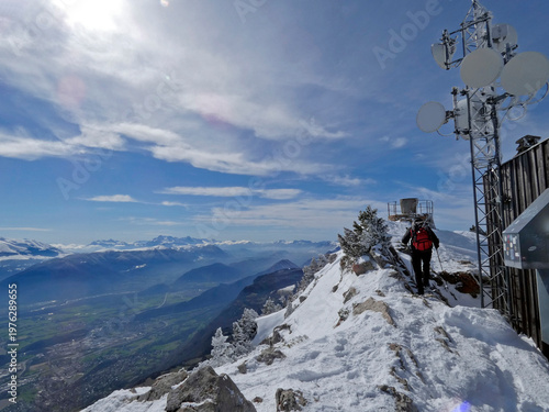 Randonnée dans la neige vers le sommet du Moucherotte dans le Vercors en France en mars 2026