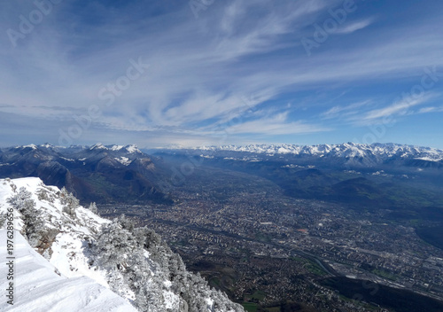 Randonnée dans la neige vers le sommet du Moucherotte dans le Vercors en France en mars 2026
