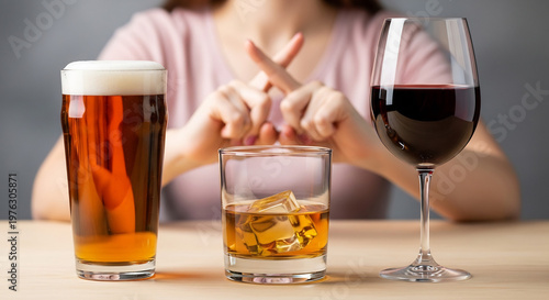 禁止サインを示す女性、ビール、ウイスキー、ワインのアルコール飲料
