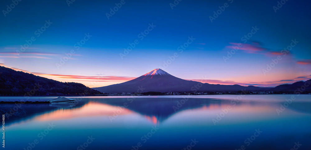 Naklejka premium Landscape image of Mt. Fuji over Lake Kawaguchiko at sunrise in Fujikawaguchiko, Japan.