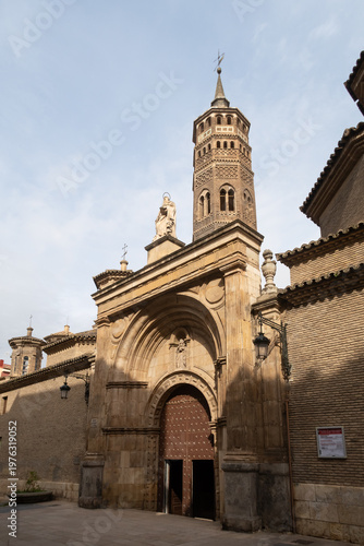 Torre mudéjar e iglesia de San Pablo en el casco antiguo de Zaragoza, Aragón, España.