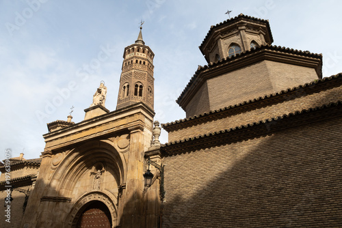 Torre mudéjar e iglesia de San Pablo en el casco antiguo de Zaragoza, Aragón, España.