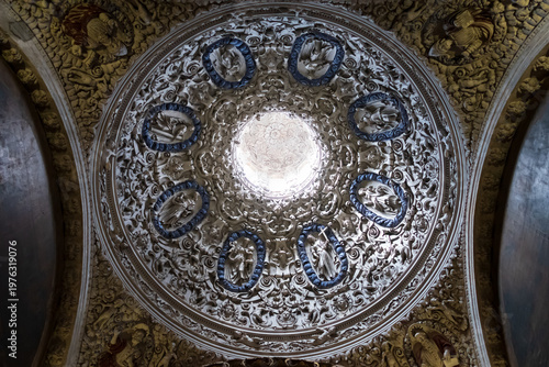 Cupula de la iglesia de San Pablo en el casco antiguo de Zaragoza, Aragón, España.